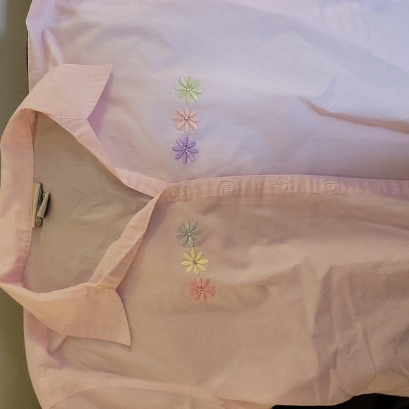 Cute button up top - Picture 2 of 6